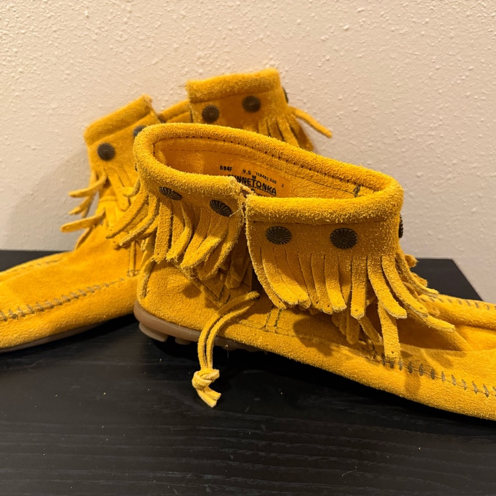 Minnetonka Yellow Suede Fringe Moccasin Boots 9.5 Boho Western - Picture 3 of 6